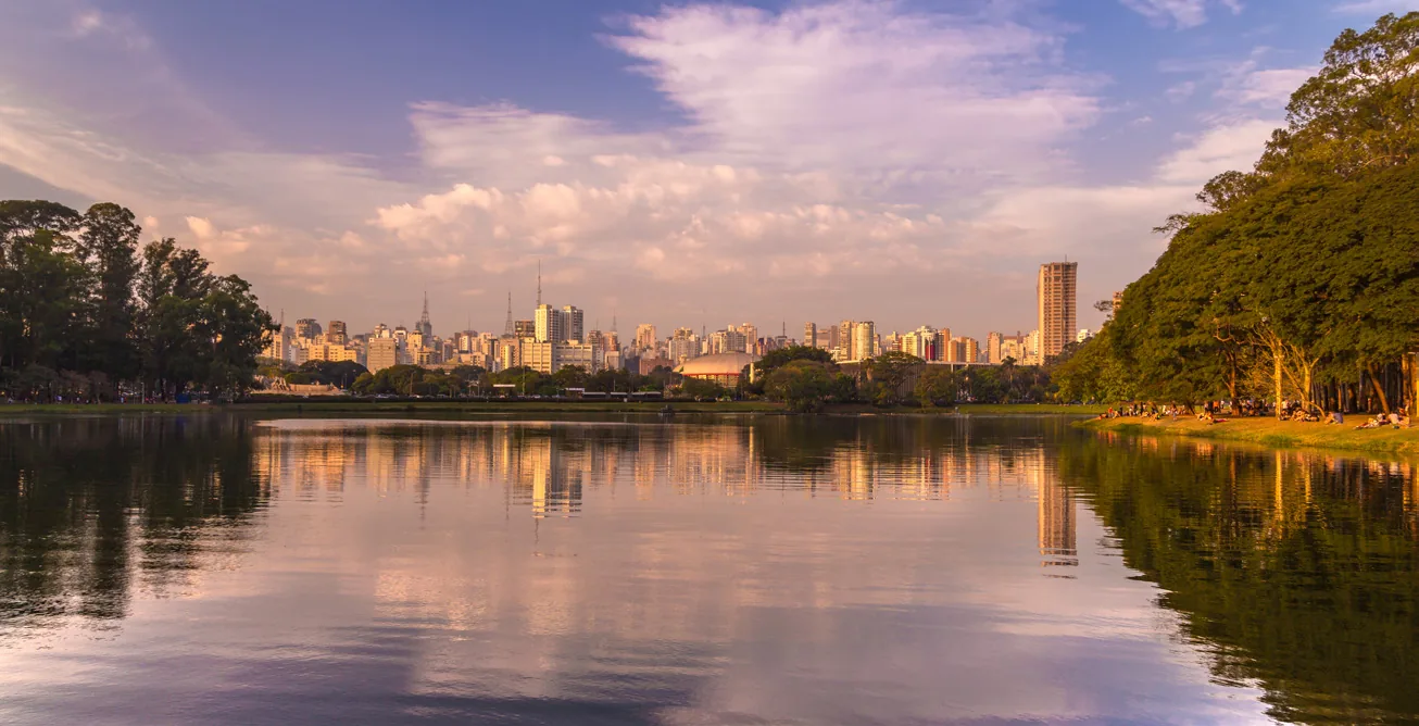 Parque Ibirapuera ao entardecer com a cidade ao fundo